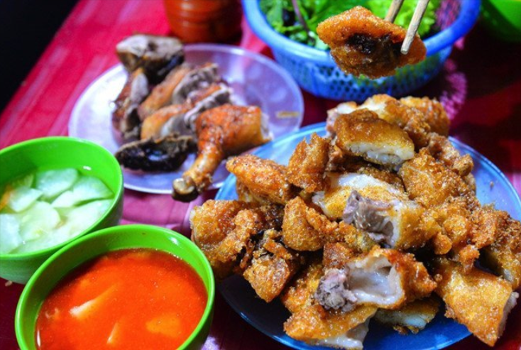 Bánh Áp Chao đặc biệt ở chỗ nhân bánh dược làm bằng thịt vịt, là món ăn của đồng bào Cao Bằng, Lạng Sơn
