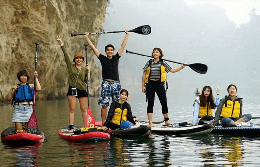 Chèo thuyền kayak tại bản Ngòi