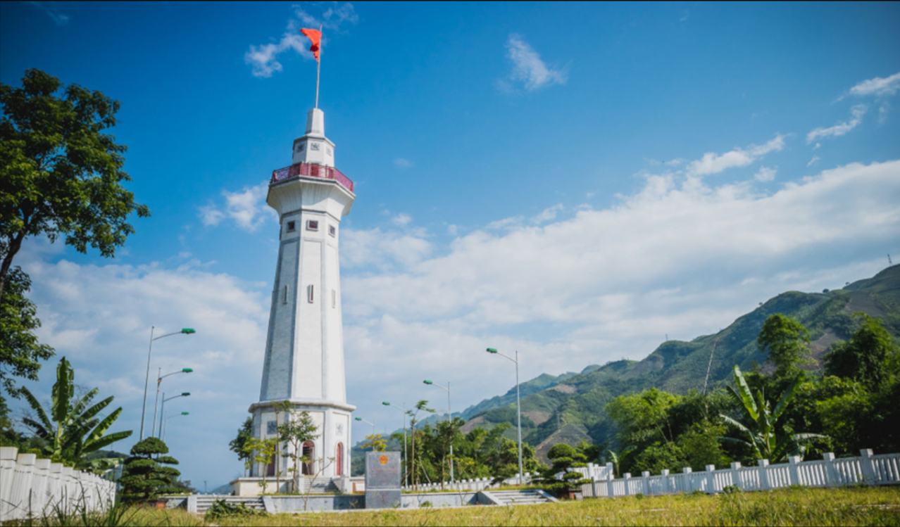 Cột cờ Lũng Pô - nơi con sông Hồng chảy vào đất Việt