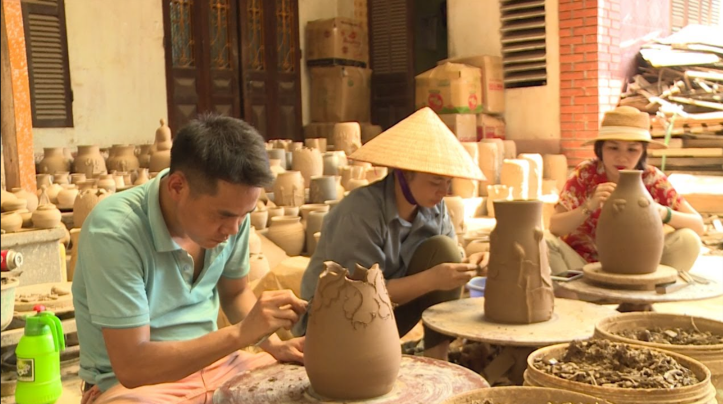 Đến làng gồm Hương Canh, bạn sẽ được quan sát quy trình và tận tay chế tác sản phẩm.