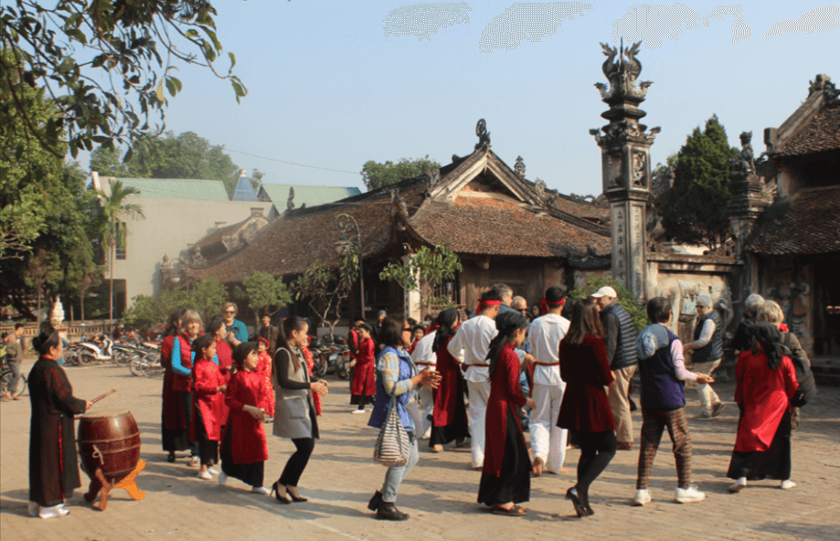 Khách du lịch được hòa minh vào không gian văn hóa của làng Hùng Lô