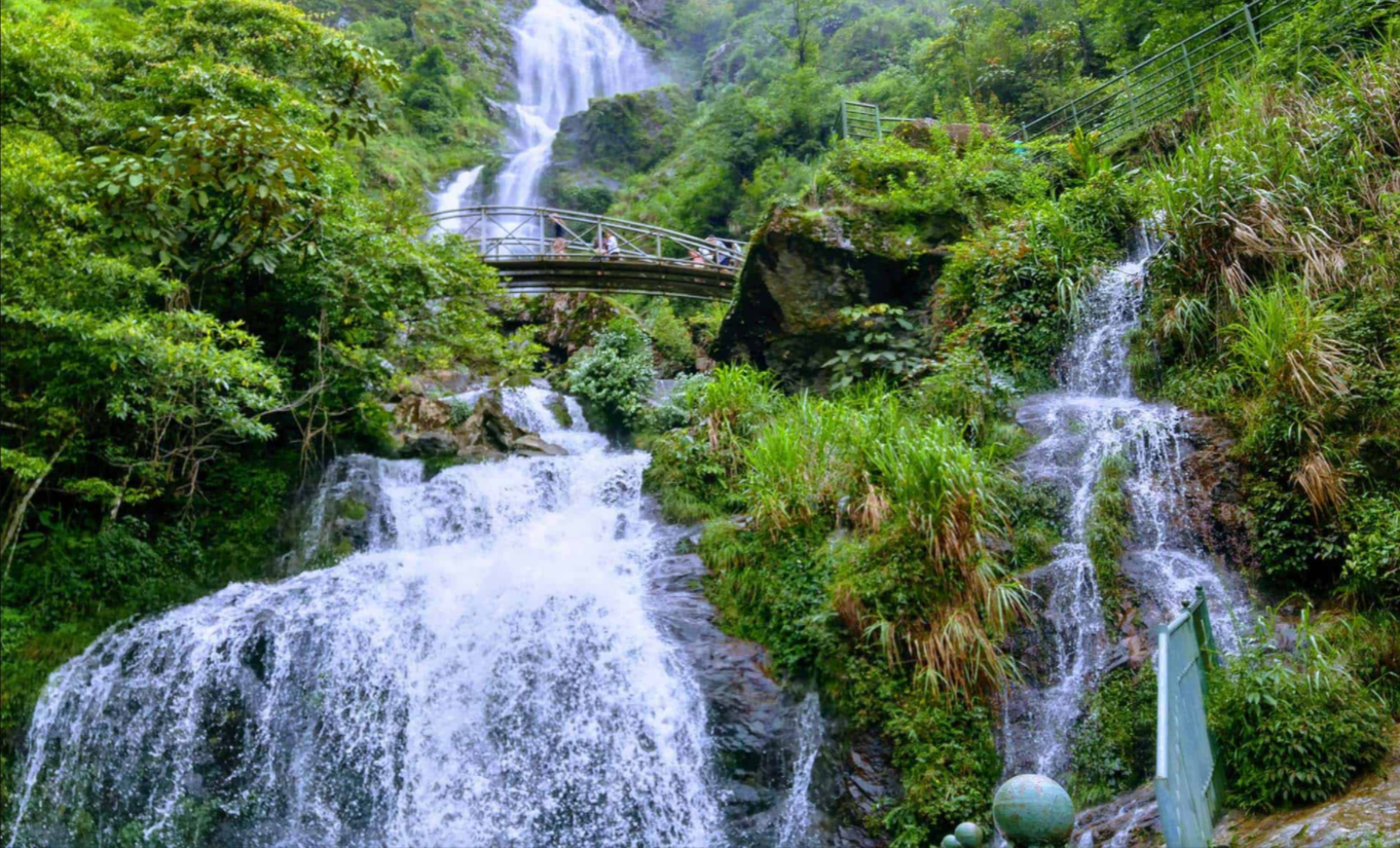 Thác Bạc - Ngọn thác hùng vỹ chảy trên độ cao gần 2000m